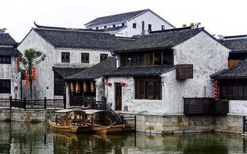 赵露思穿清凉背心秀纤细手臂，对镜嘟嘴比耶氧气感满满，如何评价她的走红？